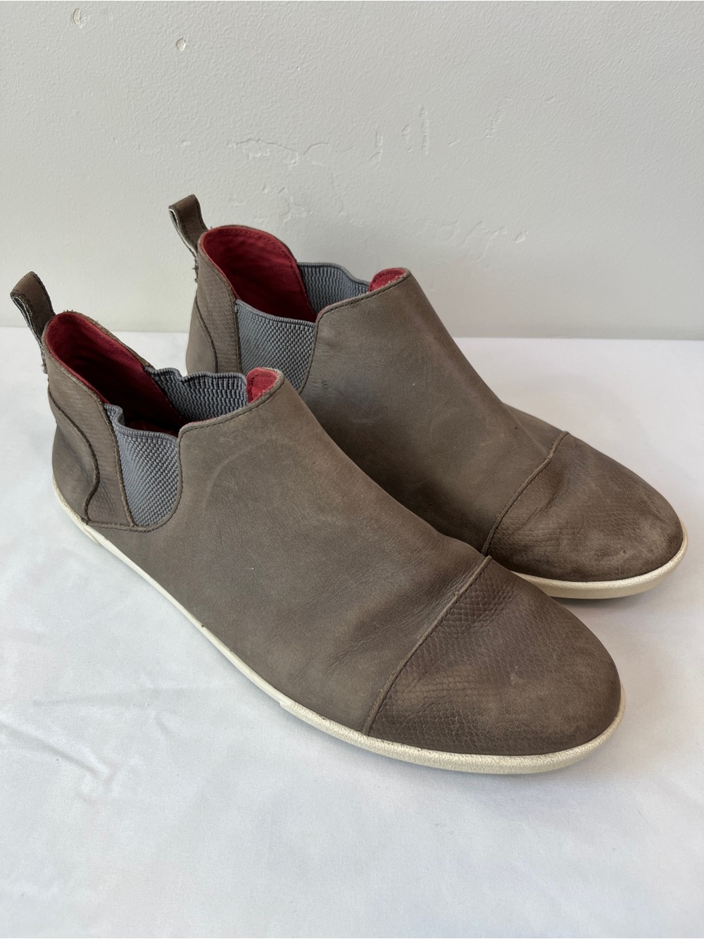 OluKai Waipahe Chelsea Sneaker Brown Leather Ankle Bootie Womens Size 10